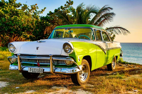 Ford Fairlane verde y blanco estacionado en la playa — Foto de Stock