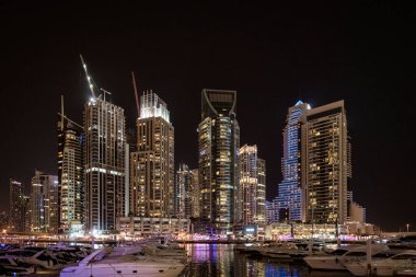 Gökdelenler geceleri Dubai 'deki marinayı kaplıyor.