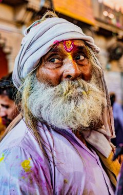 Barsana, Hindistan - 23 Şubat 2018 - Gri sakallı yaşlı adam Holi festivalinde kamera solunda görünüyor
