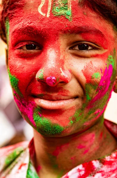 印度霍利节期间，男孩对着涂满颜料的相机微笑 — 图库照片