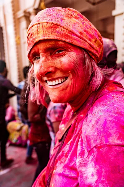 在印度的霍利节期间，女人脸上涂满了颜料，微笑着 — 图库照片