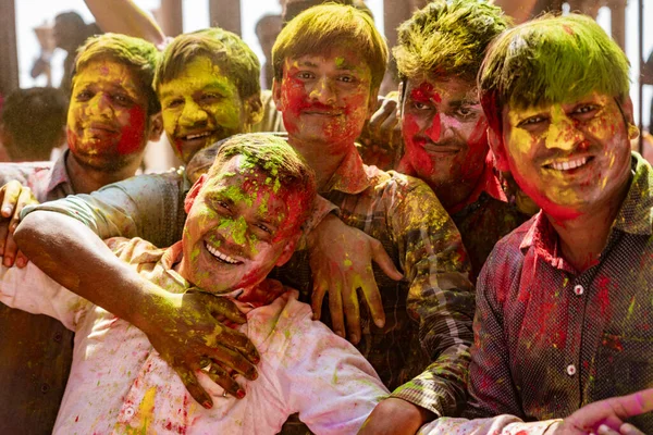 Group of men pose in full painted glory during Holi Festival in India — Stock Photo, Image