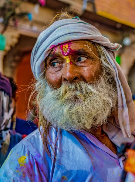 Barsana, Hindistan - 23 Şubat 2018 Holi Festivali 'nde yaşlı gri sakal kamera solunda görünüyor — Stok fotoğraf