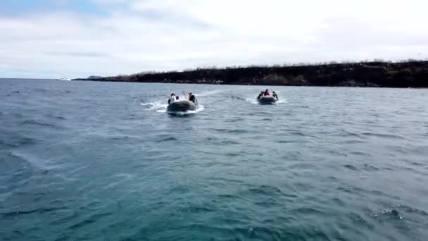 Galapagos, Ecuador - 2019-06-20 - Twee landingsboten racen terug van eiland — Stockvideo