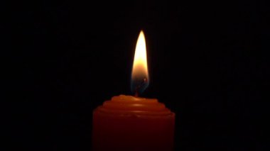 Mum Alevi Yavaş Hareketi - Kırmızı mum yanar Üç denemeden sonra söner