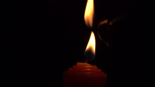 Llama de la vela - La vela roja se enciende por la llama en la oscuridad — Vídeo de stock