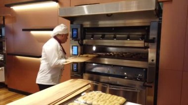 İstanbul, Türkiye-2019-05-04 - Simit Türk Bagel Adım 4 'ü fırına koymak ve sıcaklığı ayarlamak