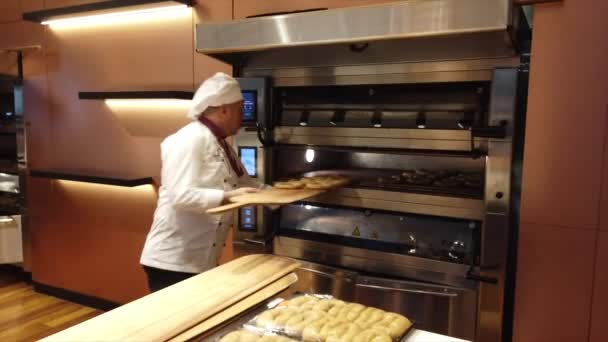 Κωνσταντινούπολη, Τουρκία-2019-05-04- Κάνοντας τη Simit Turkish Bagel βήμα 3 βάζοντας στο φούρνο — Αρχείο Βίντεο