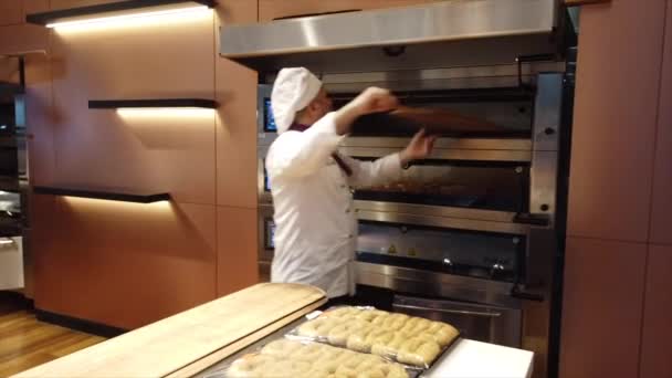 Istambul, Turquia-2019-05-04- Fazendo Simit Bagel Turco passo 5 removendo do forno — Vídeo de Stock