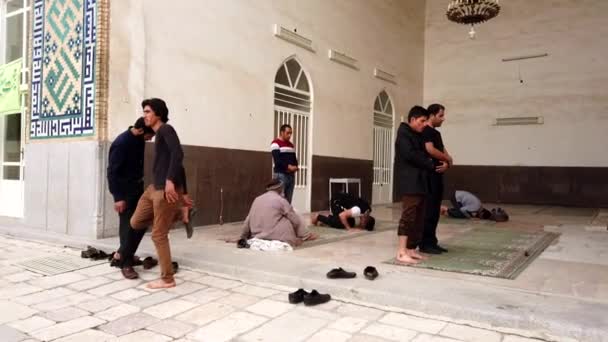 Kerman, Iran - 2019-04-06 - Мусульманські чоловіки видаляють взуття і моляться в мечеті Ганджалі 1 — стокове відео
