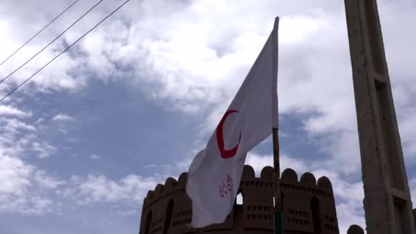 Bandeira iraniana voa na frente do Castelo Rayen — Vídeo de Stock