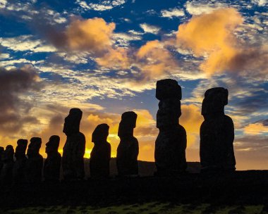 Moai Paskalya Adası 'nda Ahu Tongariki' de gün doğumunda