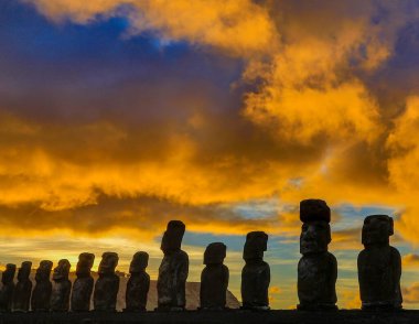 Moai Paskalya Adası 'nda Ahu Tongariki' de gün doğumunda