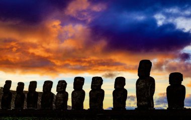 Moai Paskalya Adası 'nda Ahu Tongariki' de gün doğumunda