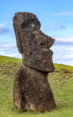 Rano Raraku taş ocağındaki Paskalya Adası 'ndaki Moai Heykelleri