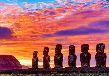Moai Paskalya Adası 'nda Ahu Tongariki' de gün doğumunda