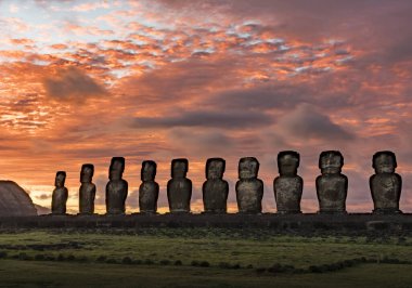 Moai Paskalya Adası 'nda Ahu Tongariki' de gün doğumunda