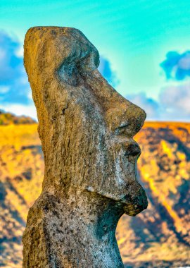 Rano Raraku taş ocağındaki Paskalya Adası 'ndaki Moai Heykelleri