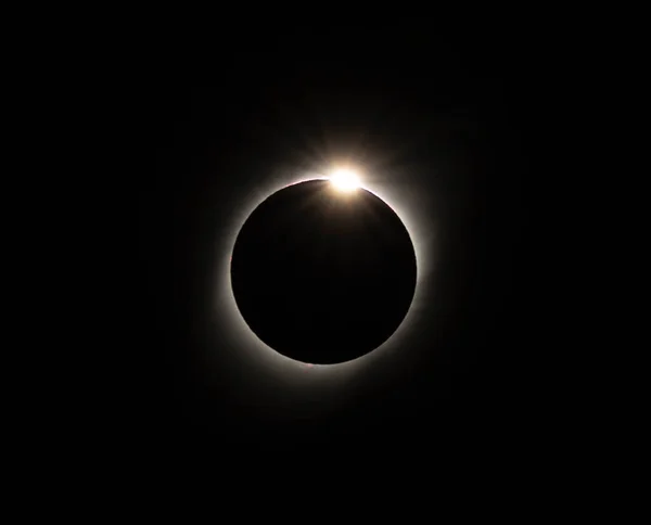 Eclipse solar segundos antes da totalidade visto de Vacuna Chile em julho 2, 2019 — Fotografia de Stock