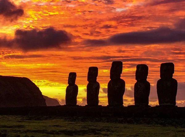 Moai na Ilha de Páscoa em Ahu Akivi ao pôr do sol — Fotografia de Stock
