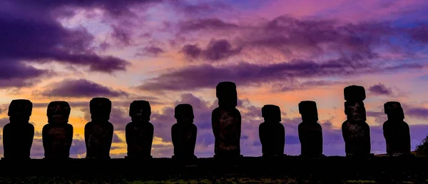 Moai sur l'île de Pâques à Ahu Tongariki au lever du soleil — Photo