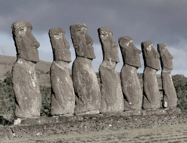 Moai na Wyspie Wielkanocnej w Ahu Akivi — Zdjęcie stockowe