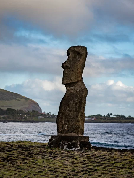 Статуї моаї на острові Пасхи на кар "єрі Рано Рараку. — стокове фото