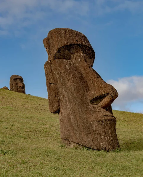 Αγάλματα Moai στο Νησί του Πάσχα στο Rano Raraku Quarry — Φωτογραφία Αρχείου