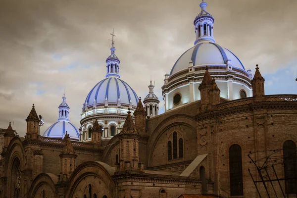 Знаменитые куполы нового собора в Куэнке, Эквадор, возвышаются над горизонтом города — стоковое фото