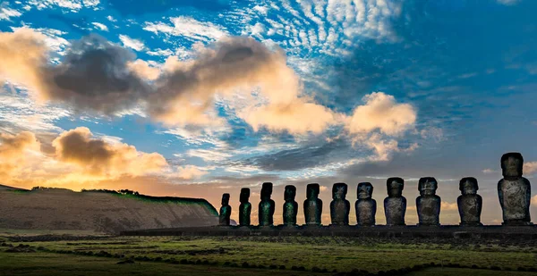 Moai na Ilha de Páscoa em Ahu Tongariki ao nascer do sol — Fotografia de Stock
