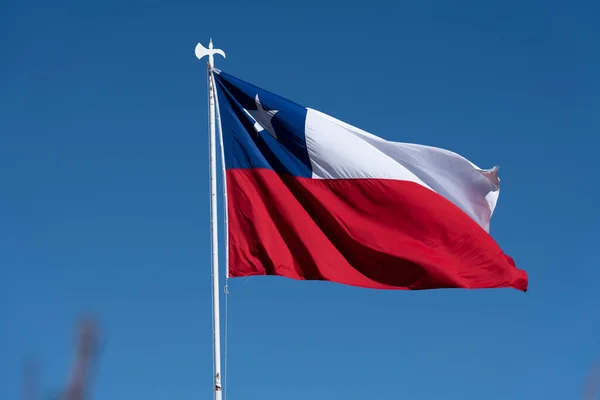 Chilijska flaga powiewająca w lekkim wietrze — Zdjęcie stockowe