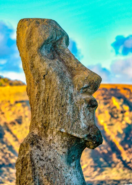 Rano Raraku taş ocağındaki Paskalya Adası 'ndaki Moai Heykelleri — Stok fotoğraf