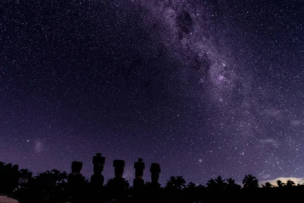 Samanyolu, Şili 'nin Paskalya Adası' nda Moai 'nin üstünde — Stok fotoğraf