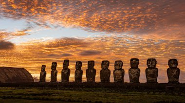 Moai Paskalya Adası 'nda Ahu Tongariki' de gün doğumunda