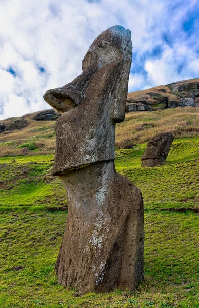 Rano Raraku taş ocağındaki Paskalya Adası 'ndaki Moai Heykelleri — Stok fotoğraf