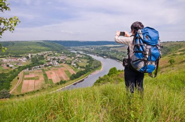 Kız gezgin bir turist sırt çantası ile bir güzel fotoğrafı