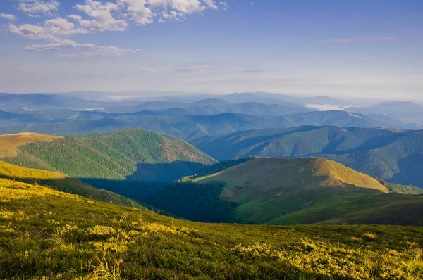 Dağın tepesinden uzak dağlar ve vadiler görüntüleyin. Yaz dağ landscap