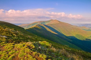 Gündoğumu dağ mesafeden görünümünü. Yaz dağ landscap
