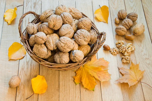 Nueces Una Canasta Mimbre Sobre Una Mesa Madera — Foto de Stock