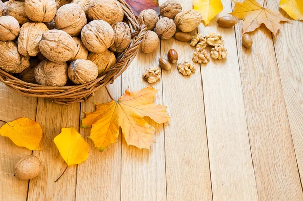 Nueces Una Canasta Mimbre Sobre Una Mesa Madera — Foto de Stock