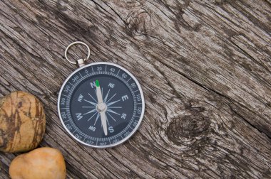 Ahşap tabl üzerinde pusula