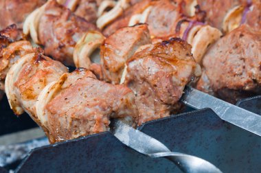 Taze et bir barbeküde pişirilir.