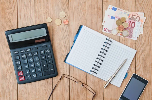 Close Open Rekenmachine Pen Laptop Smartphone Een Houten Tafel Zakelijke — Stockfoto