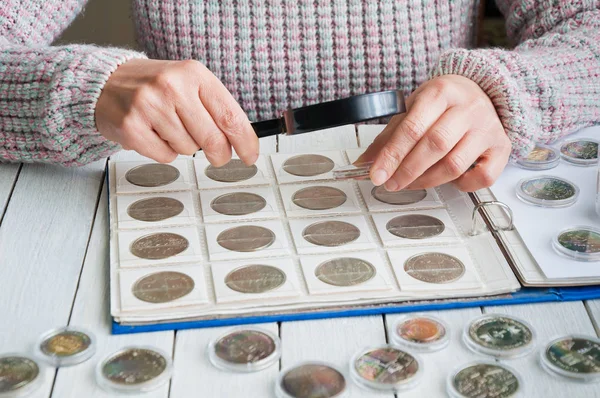 Vrouw Kijkt Naar Munten Door Middel Van Een Vergrootglas Glas — Stockfoto