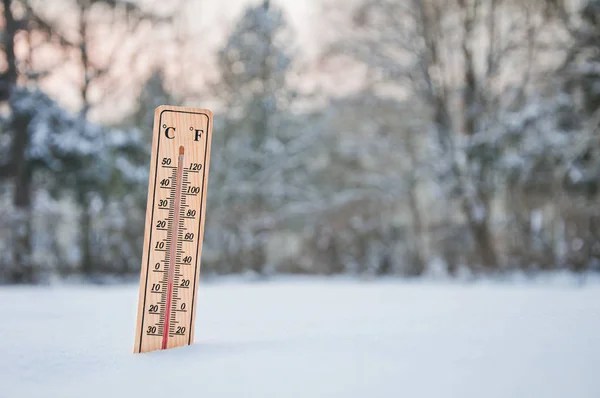 Thethermometer Shows Frosty Weather Five Degrees Celsiu — Stock Photo, Image