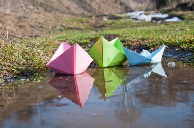 Renkli kağıt tekneler float erken Bahar azıyorum