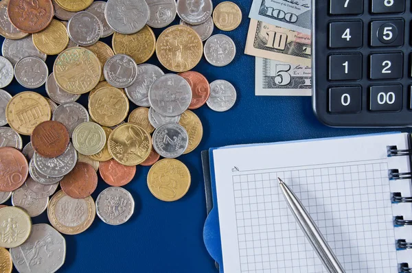 Laptop Met Een Pen Rekenmachine Geld Verschillende Munten Tafel — Stockfoto