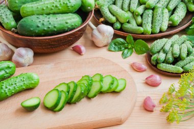 Tahta masadaki taze salatalıklar