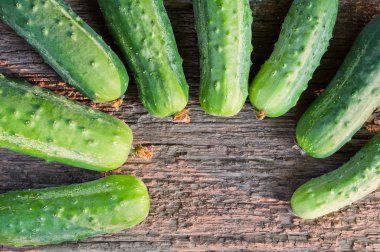 Eski ahşap arka planda taze organik salatalık