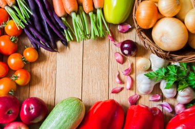 Taze sebze ve meyve ahşap masa üzerinde çerçeve